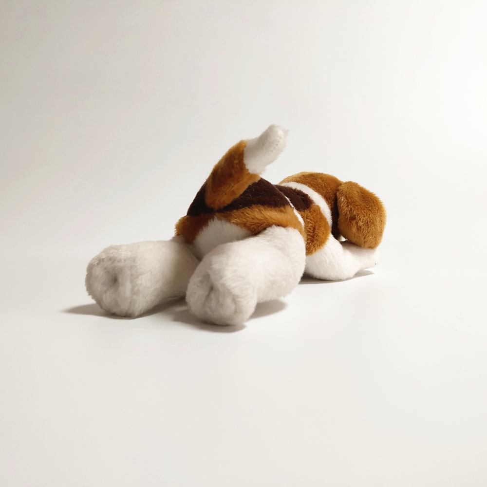 Beagle nằm nhồi con chó mềm tay đồ chơi cho chó con