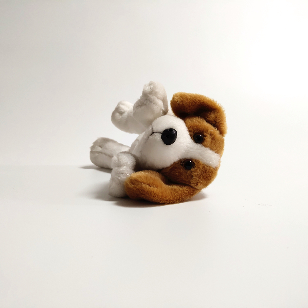 Beagle nằm nhồi con chó mềm tay đồ chơi cho chó con