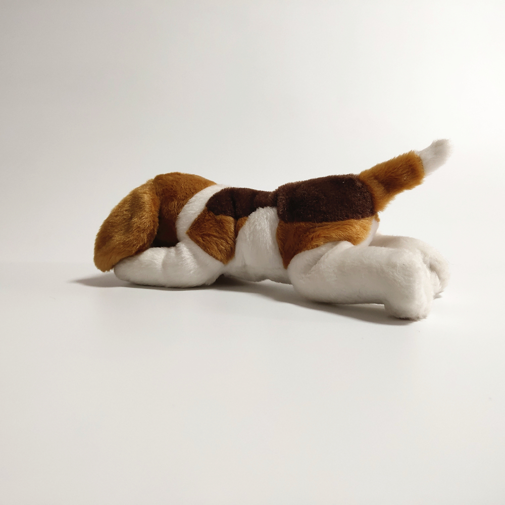 Beagle nằm nhồi con chó mềm tay đồ chơi cho chó con