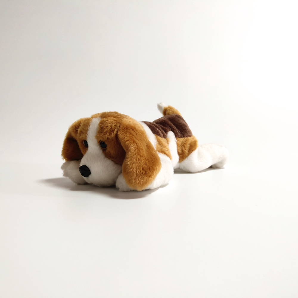 Beagle nằm nhồi con chó mềm tay đồ chơi cho chó con